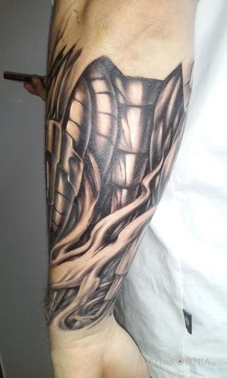 Tatuaż biomechanika w motywie rękawy i stylu biomechanika na przedramieniu