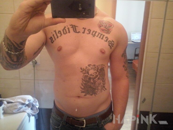 Tattoo Semper Fidelis in lettering motif on the chest