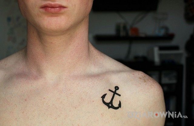 Tatuaż kotwica w motywie znaki zodiaku na klatce