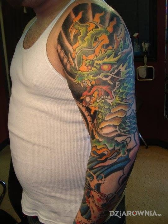 Tatuaż zielony smok w stylu japońskie / irezumi na ramieniu