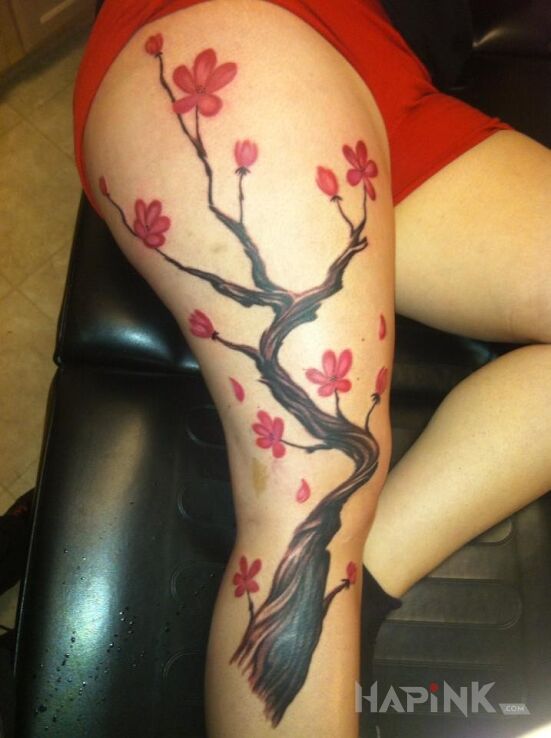 Tattoo Drzewo wiśni in flowers motif and japanese / irezumi style on the leg