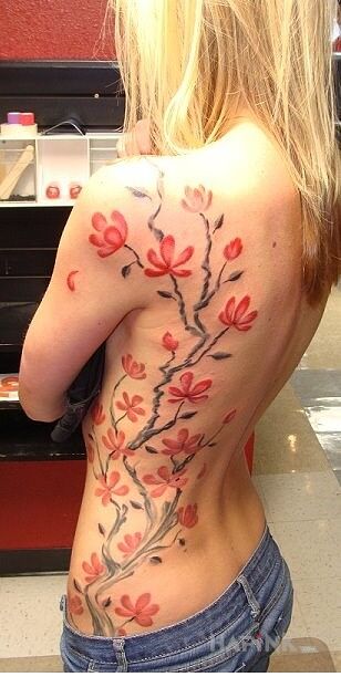 Tattoo Drzewko in flowers motif and japanese / irezumi style on the ribs