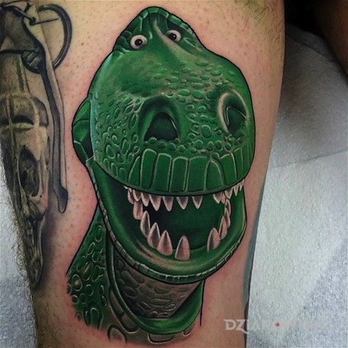Tatuaż rex w motywie postacie na łydce