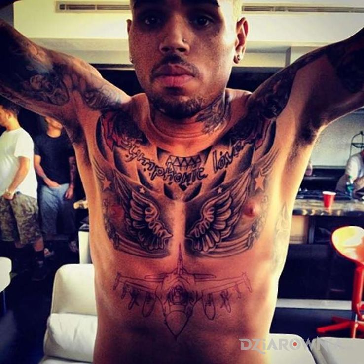 Tatuaż chris brown w motywie Chris Brown na piersiach