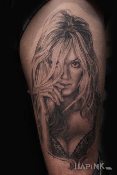 Tattoo Kobieta marzeń in characters motif on the upper arm