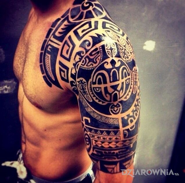 Tatuaż polinezja albo mauri w stylu polinezyjskie na ramieniu