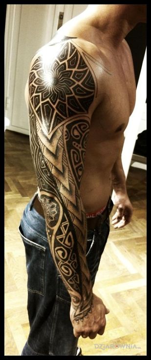 Tatuaż super rękaw w motywie rękawy i stylu tribale na przedramieniu
