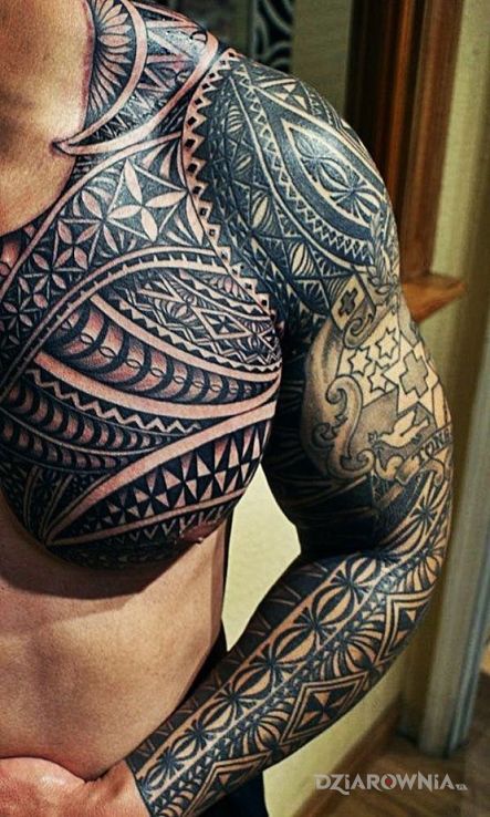 Tatuaż ciekawa kompozycja w motywie rękawy i stylu tribale na klatce