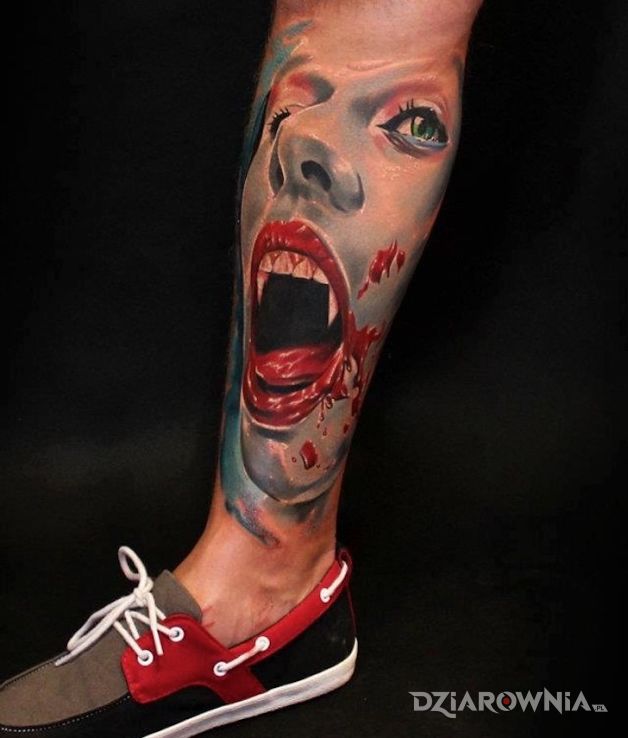 Tatuaż wampirzyca w motywie demony na nodze