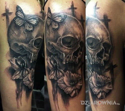 Tatuaż czaszka z motylem w motywie czaszki na ramieniu