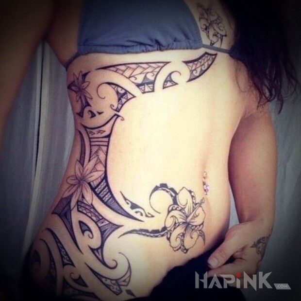 Tattoo MAuri x kwiatki in flowers motif and Polynesian style on the ribs