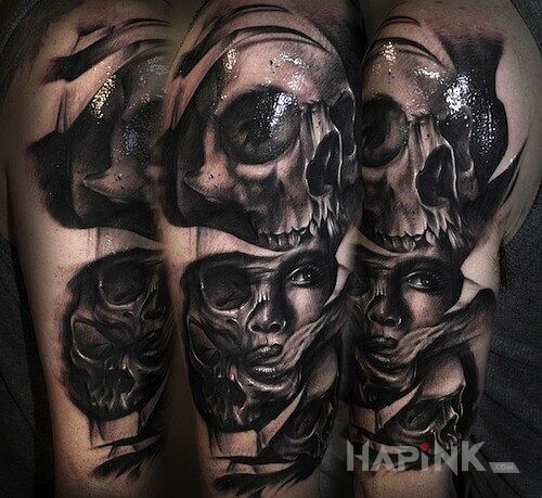 Tattoo Kobieta wśród czaszek  in skulls motif on the upper arm