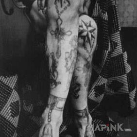 Tattoo Stars on their knees on the leg motif: Prison