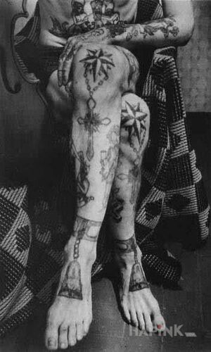 Tattoo Gwiazdy na kolanach in Prison motif on the leg