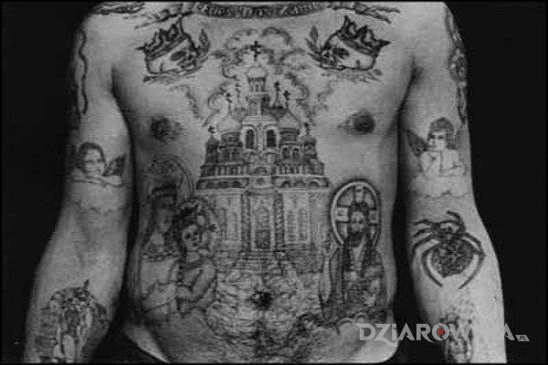 Tatuaż cerkiew w motywie więzienne na klatce