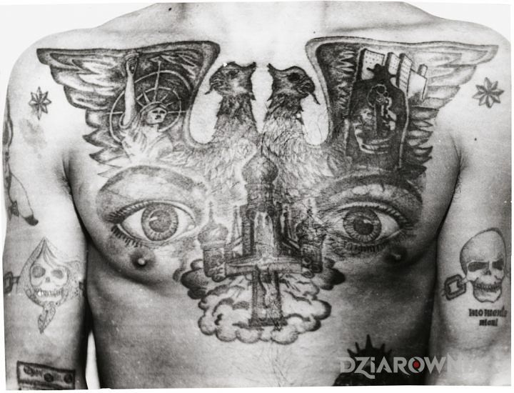Tatuaż wytatuowane oczy w motywie więzienne na klatce