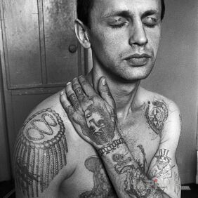 Tattoo Pagons on the upper arm motif: Prison