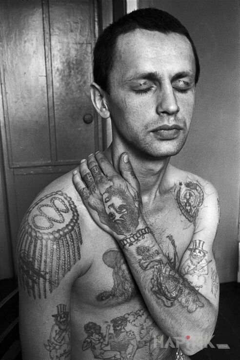 Tattoo Pagony in Prison motif on the upper arm