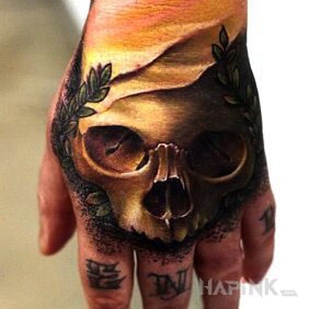 Tattoo Golden skull on the hand motif: skulls