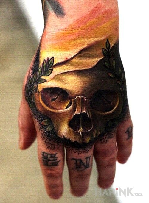 Tattoo Złota czacha in skulls motif on the hand