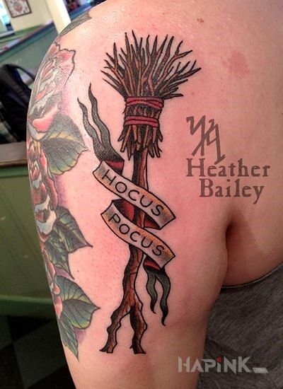 Tattoo Hocus pocus in lettering motif on the upper arm