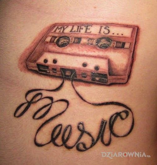 Tatuaż my life is music w motywie napisy na klatce