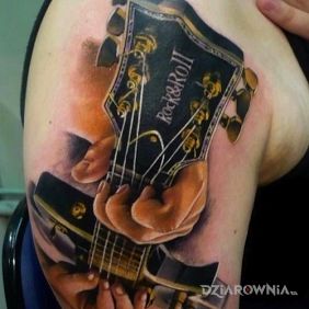 Tatuaż Gitara w niesamowitym wydaniu na ramieniu motyw: przedmioty