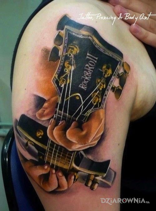Tatuaż gitara w niesamowitym wydaniu w motywie przedmioty na ramieniu