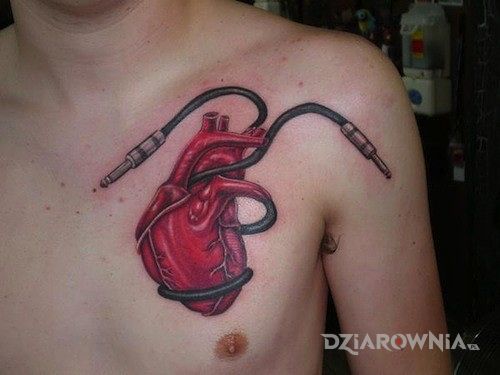 Tatuaż serce w motywie miłosne na klatce