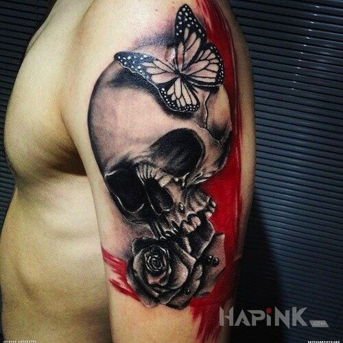 Tattoo Czaszunia in skulls motif on the upper arm