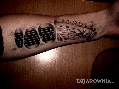 Tatuaż gitara w motywie przedmioty na przedramieniu