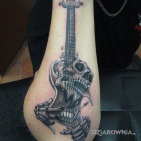 Tatuaż Koścista gitara na przedramieniu motyw: czaszki
