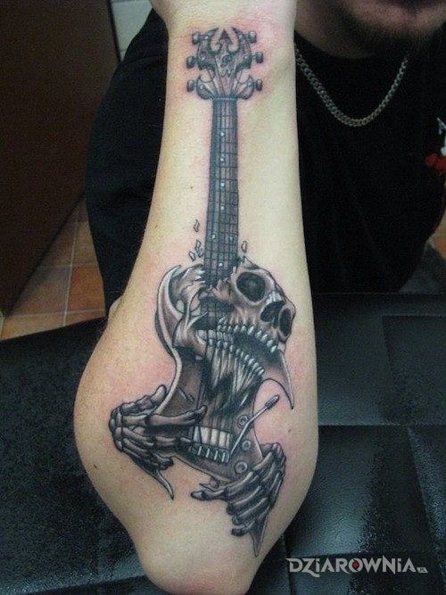 Tatuaż koścista gitara w motywie czaszki na przedramieniu
