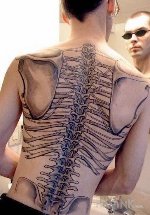 Tattoo Szkielet in anatomical motif on the back