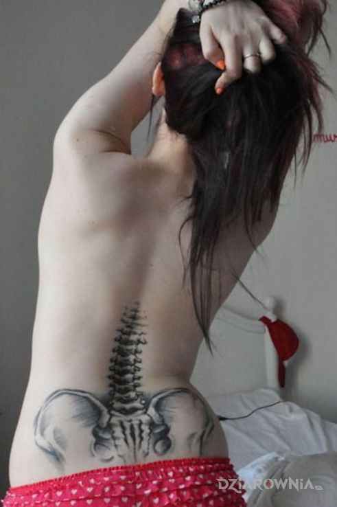 Tatuaż miednica w motywie pozostałe na plecach