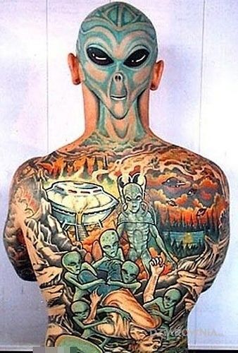 Tatuaż koleś z kosmosu w motywie postacie na plecach