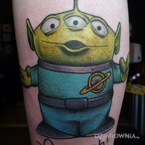 Tatuaż Ufoludek  toy story na przedramieniu motyw: postacie