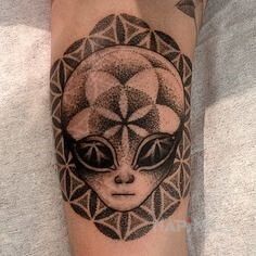 Tattoo Istota z innej planety in characters motif on the forearm