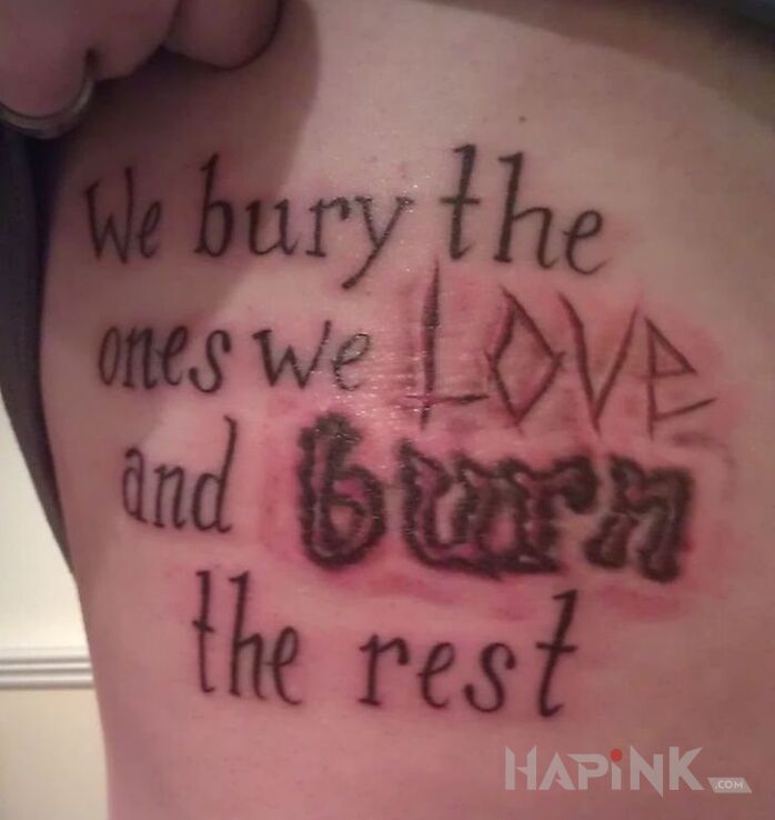 Tattoo Cytat in lettering motif on the ribs