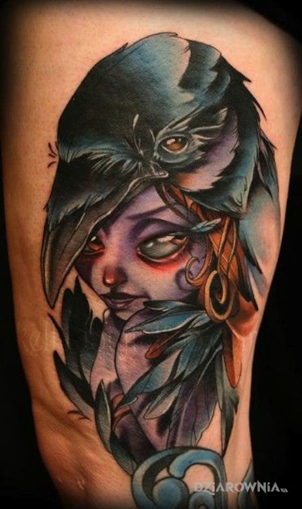 Tatuaż krucza dziewczyna w motywie postacie na ramieniu