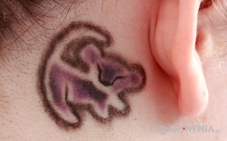 Tatuaż simba w motywie postacie za uchem