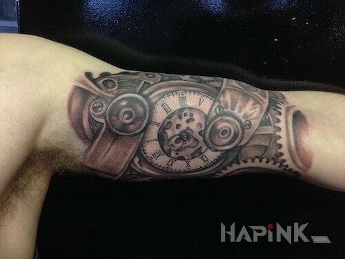 Tattoo Oldschoolowy zegar in other motif on the upper arm