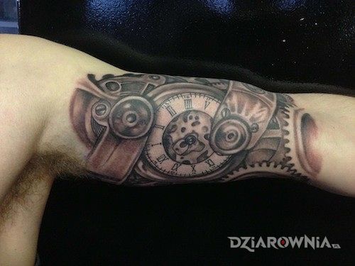 Tatuaż oldschoolowy zegar w motywie pozostałe na ramieniu