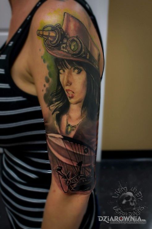 Tatuaż dziewczyna z innego wymairu w motywie steampunk na ramieniu