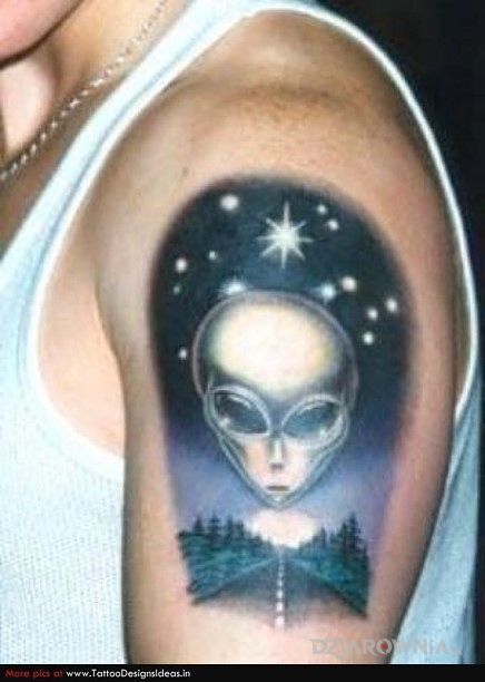 Tatuaż kosmita w motywie postacie na ramieniu