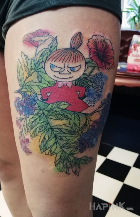 Tattoo MalaMi in flowers motif on the leg