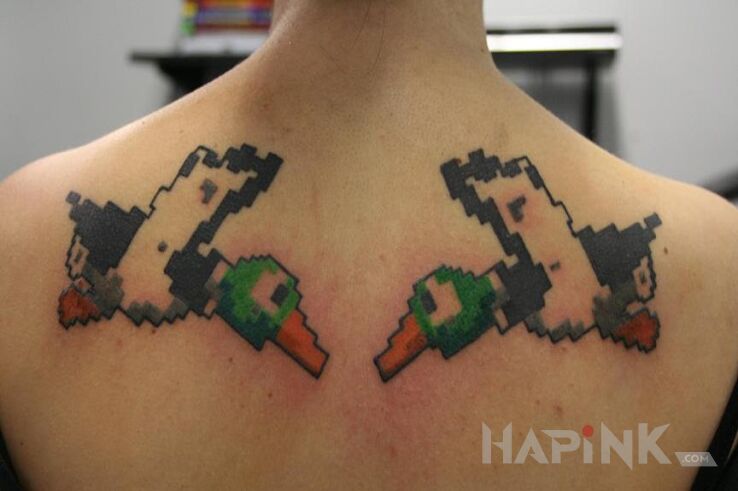 Tattoo Kaczki i piksele in pixelated motif on the shoulder blades