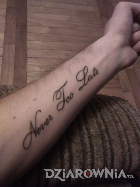 Tatuaż napis - Never too late