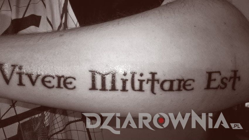 Tatuaż napis po łacinie na przedramieniu