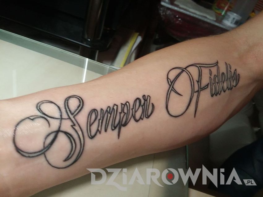 Tatuaż napis Semper Fidelis na przedramieniu